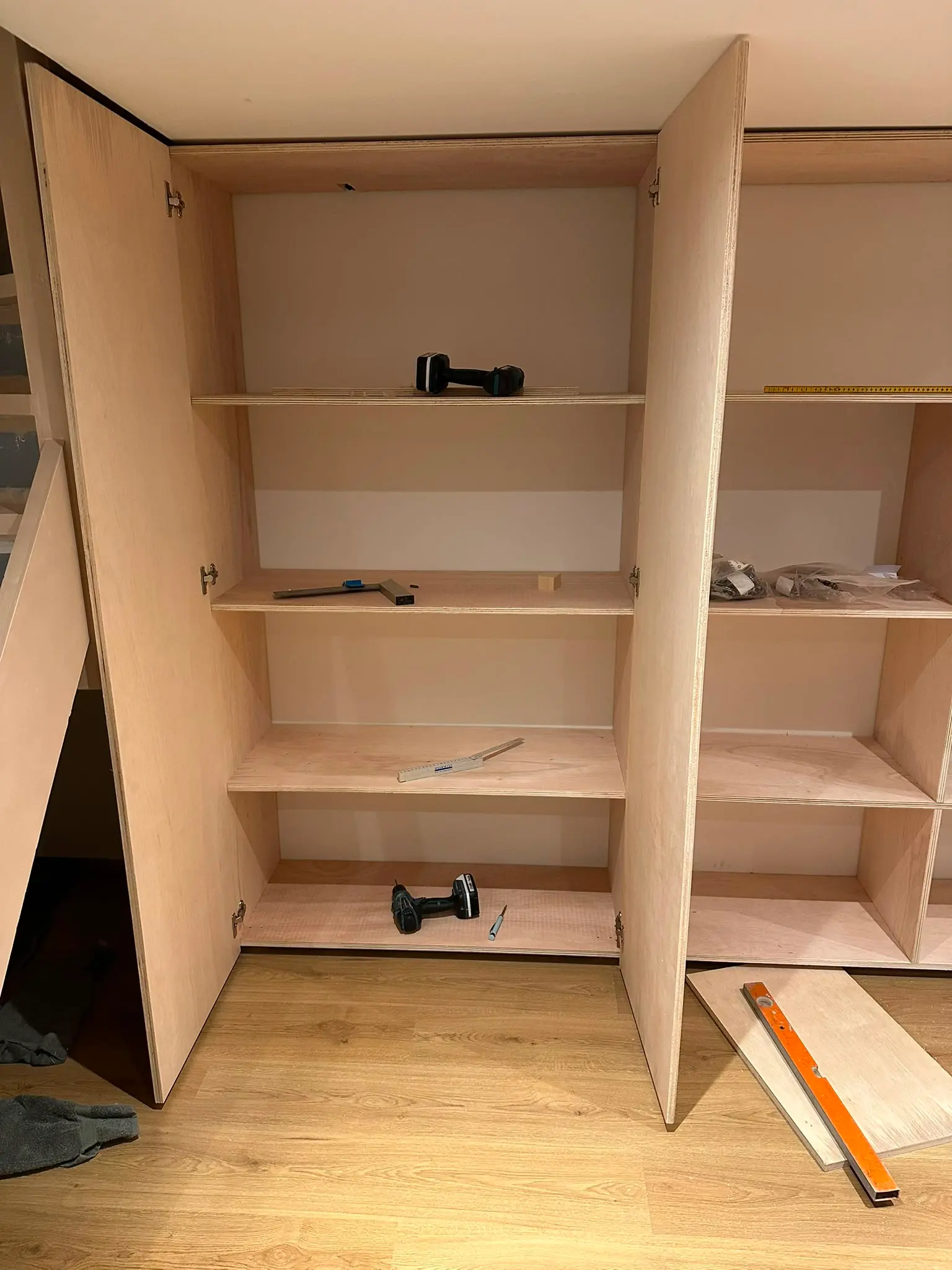 Maatwerkkast in kelderruimte, aanzicht 2